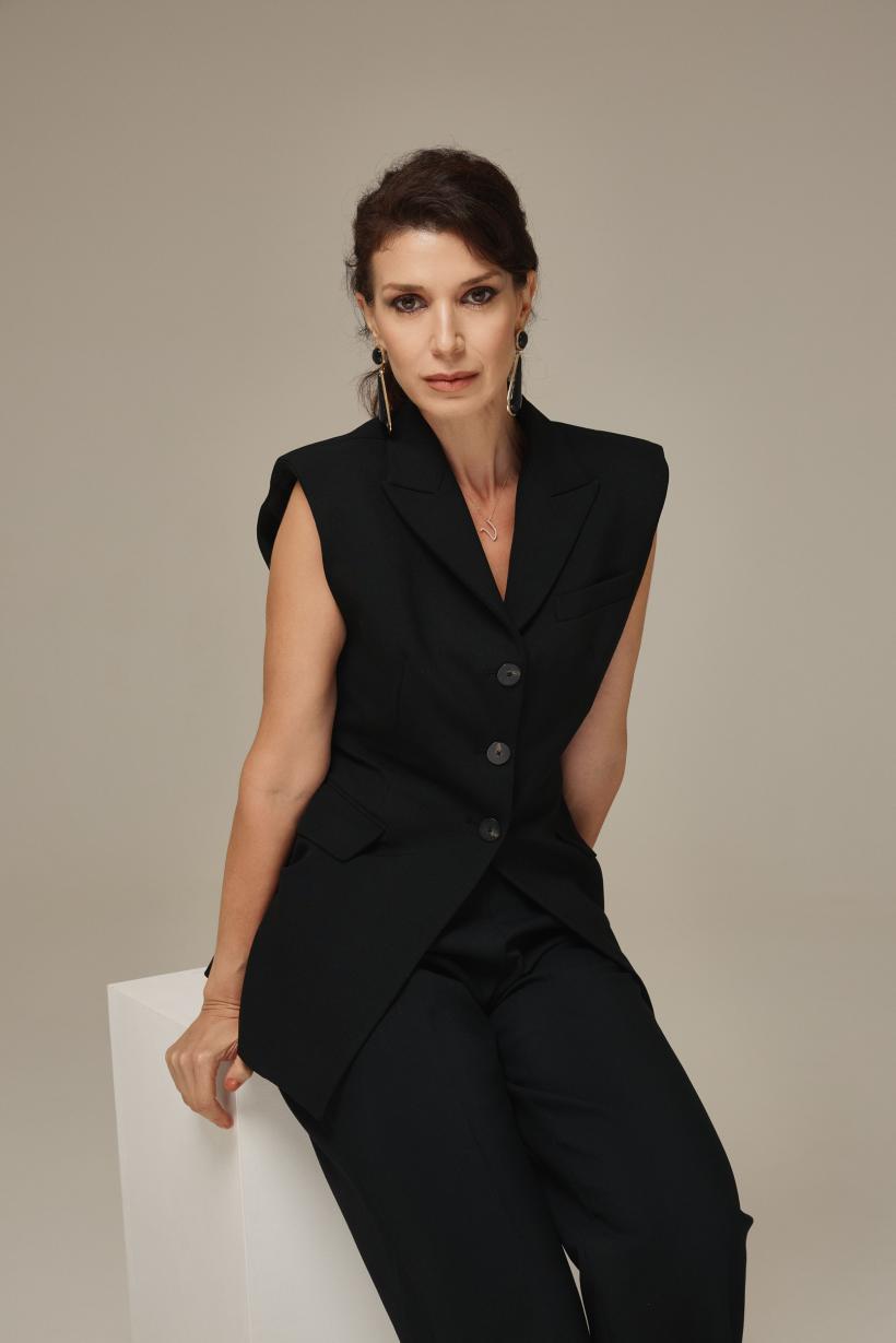 Alina Chivulescu, actrița din serialul original Ana, Mi-ai fost scrisă în ADN, povestește despre revenirea pe micile ecrane, după 3 ani de pauză. „Îi sunt recunoscătoare doamnei Ruxandra Ion ca s-a gândit la mine pentru rolul ăsta” 18936571