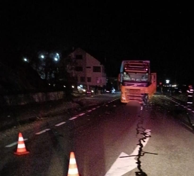Accident pe DN 6, Mehedinți: Coliziune între două autoturisme și un TIR. O persoană a fost rănită 18936888