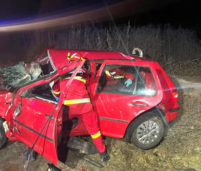 Accident grav în Alba: Șofer încarcerat după ce mașina s-a răsturnat în afara drumului. Trafic blocat pe DN 1 în zona Mirăslău