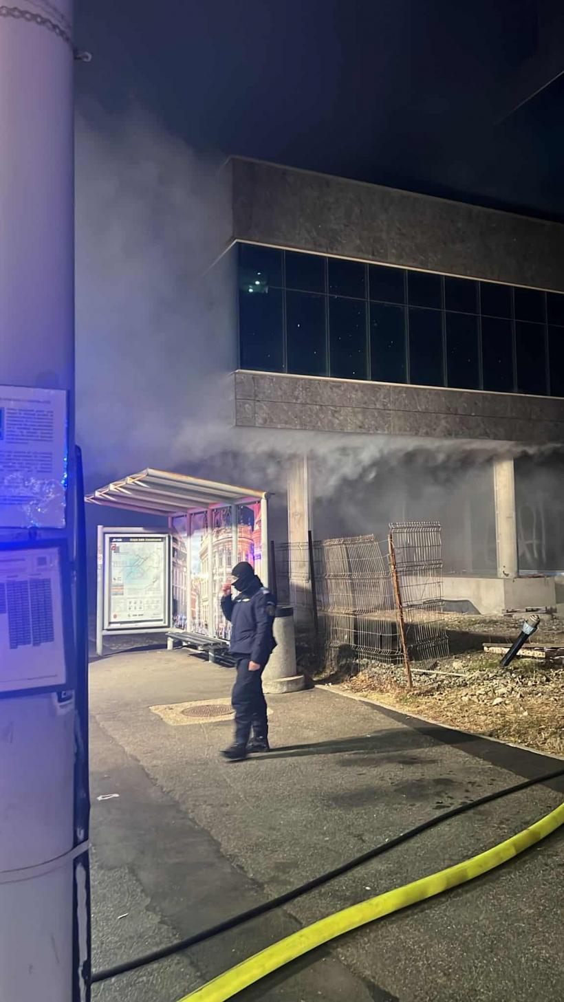 Incendiu la Sibiu: Clădire de 13 etaje, afectată de fum după un foc izbucnit într-un spațiu dezafectat 18936846