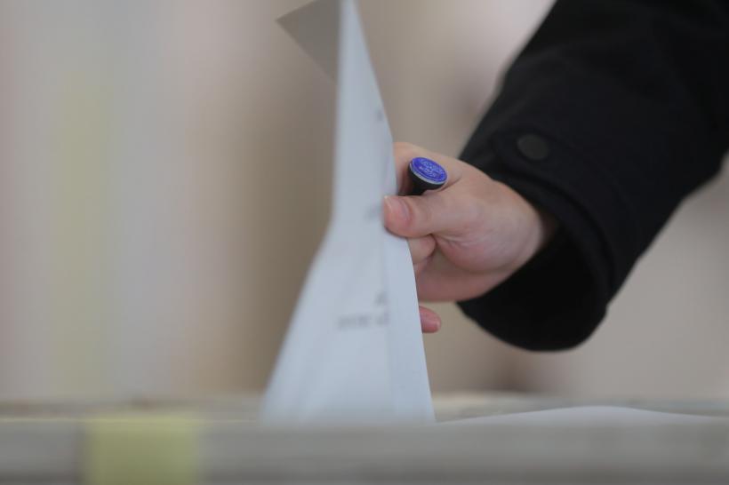 Românii din Diaspora se pot înscrie să voteze la o secție din străinătate sau prin corespondență