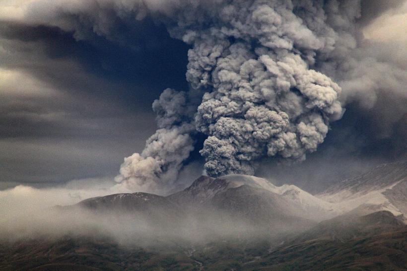Un vulcan din Indonezia a erupt de peste o mie de ori în luna ianuarie