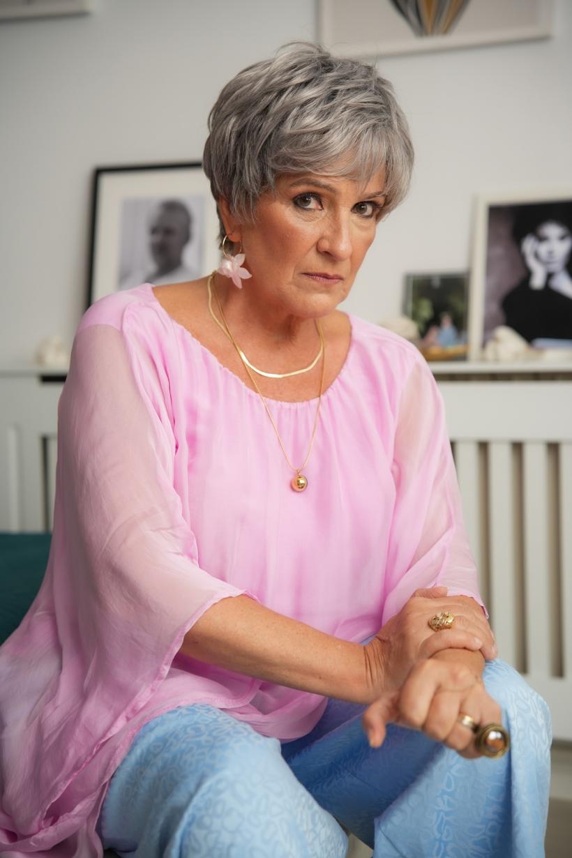 Carmen Ionescu, fascinată de rolul pe care îl interpretează în serialul Ana, Mi-ai fost scrisă în ADN. „Sunt captivată de personaj, așa că eu sunt de acord cu tot ce întreprinde Constance” 18937668