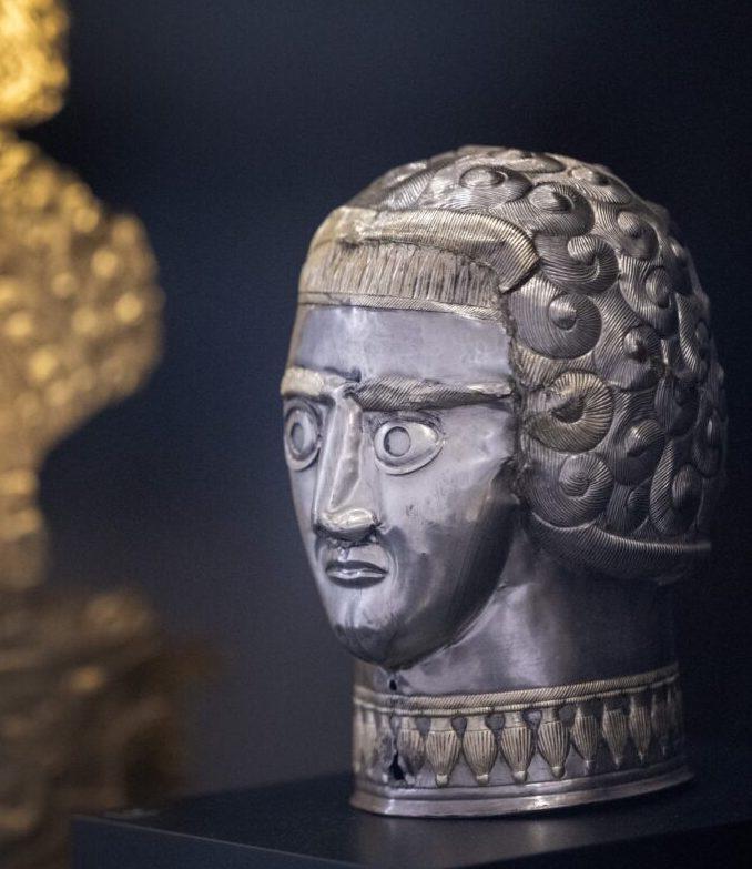 Tezaurul Dacic a dispărut dintr-un muzeu din Olanda: Trei brățări și celebrul coif de Coțofenești au fost furate 18937911