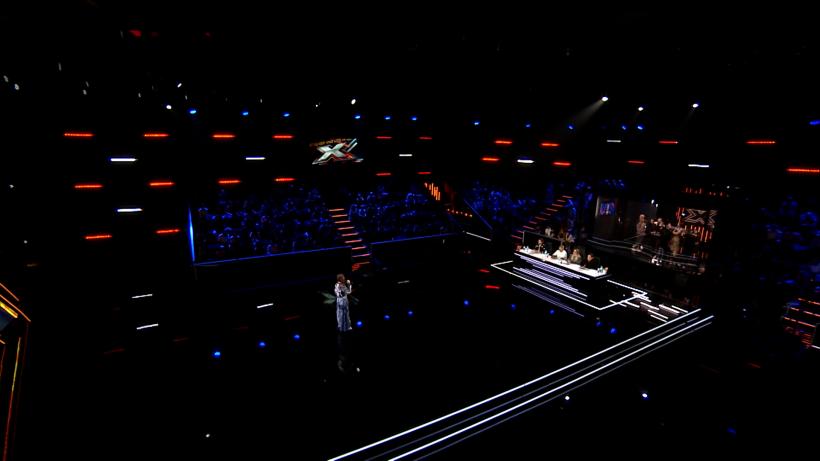În premieră ȋntr-un talent show tv, concurenţii X Factor au susţinătorii cu ei, pe scenă 18937758
