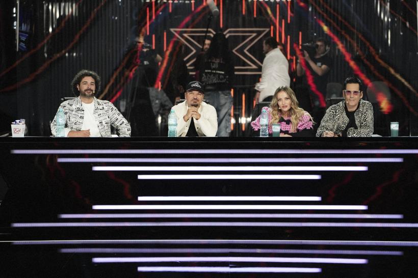 În premieră ȋntr-un talent show tv, concurenţii X Factor au susţinătorii cu ei, pe scenă 18937759
