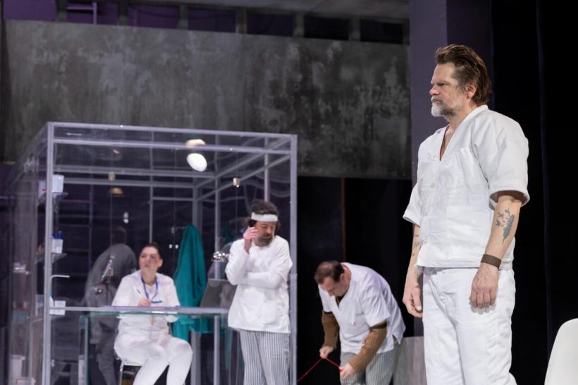 Zbor deasupra unui cuib de cuci, o poveste despre libertatea spiritului, pe scena Teatrului Nottara