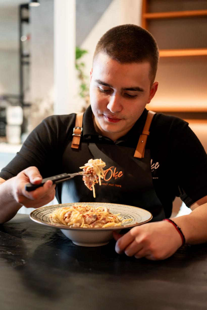 Cum lucrează Andreas Zaharia cu tatăl său, juratul Chefi la cuțite Orlando Zaharia: „Își împarte bine timpul între muncă și studii și sunt mândru să îl văd atât de implicat” 18938090