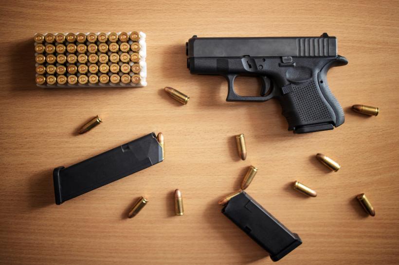 Pistol letal, descoperit în podul unei case din Brăila       