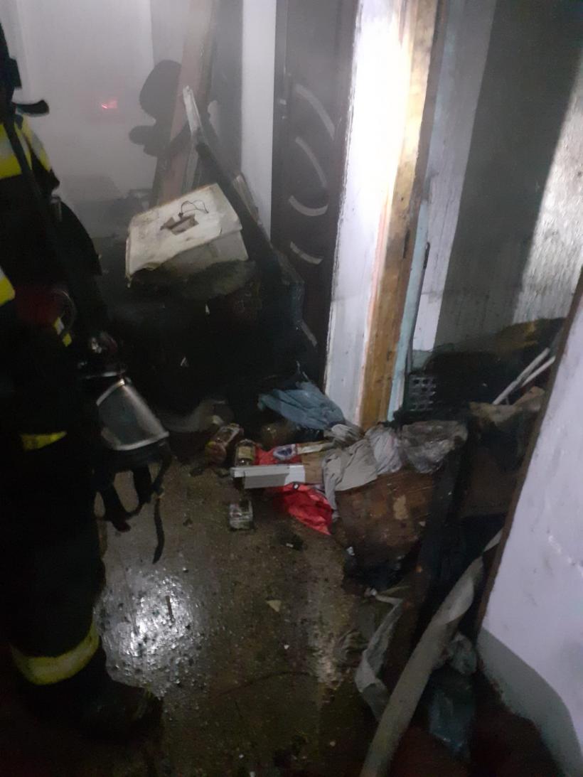 Incendiu într-un bloc din Râmnicu Vâlcea. 30 de persoane au fost evacuate