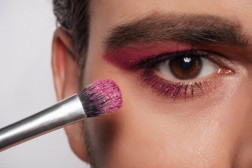 Trucuri de machiaj pentru ochi mici: cum să îți evidențiezi privirea