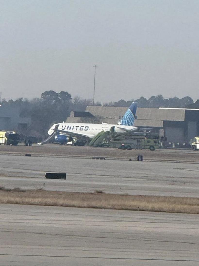 Houston: 100 de pasageri, evacuați dintr-un avion din cauza unor probleme tehnice și a unui incendiu
