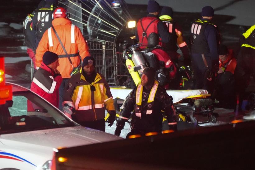 Tragedia aviatică din SUA: Au fost identificate 55 dintre cele 67 de victime ale accidentului dintre un avion de pasageri şi un elicopter militar 18939010