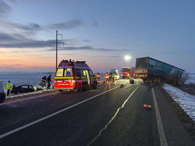 Accident cumplit. Un autoturism s-a răsturnat pe câmp, un tir a ajuns în șanț 18939175