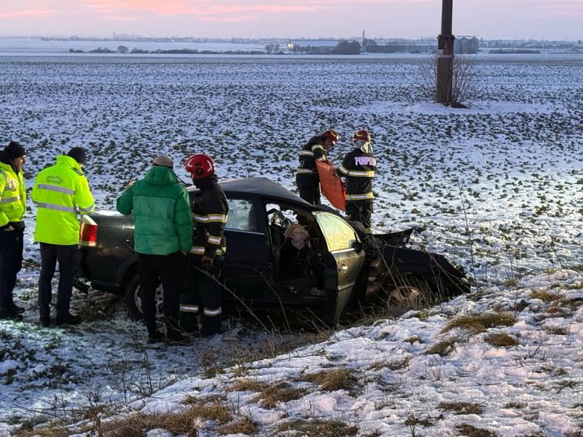 Accident cumplit. Un autoturism s-a răsturnat pe câmp, un tir a ajuns în șanț 18939176