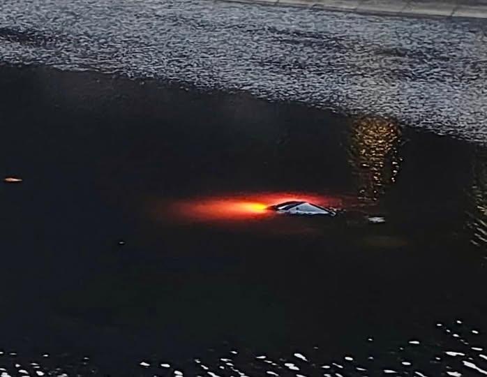 O mașină a plonjat în Olt. Doi adulți și un copil de 5 ani sunt resuscitați