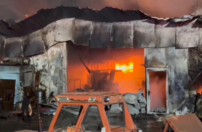 Incendiu agresiv într-o hală de reparații tractoare din Bihor 18939510
