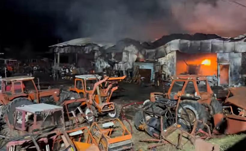 Incendiu agresiv într-o hală de reparații tractoare din Bihor 18939511