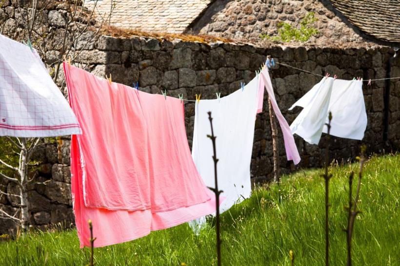 De ce este periculos să usuci hainele în casă