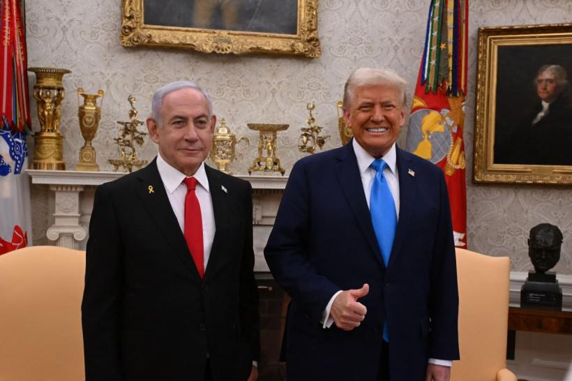 Premierul israelian Benjamin Netanyahu i-a făcut cadou lui Donald Trump un pager de aur