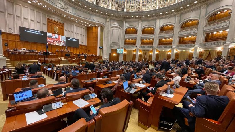 Democrația se mimează în Parlamentul României: Bugetul s-a votat fără prezență în sală și cu 30 de amendamente pe minut