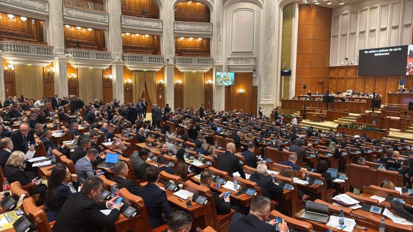 Democrația se mimează în Parlamentul României: Bugetul s-a votat fără prezență în sală și cu 30 de amendamente pe minut 18939632