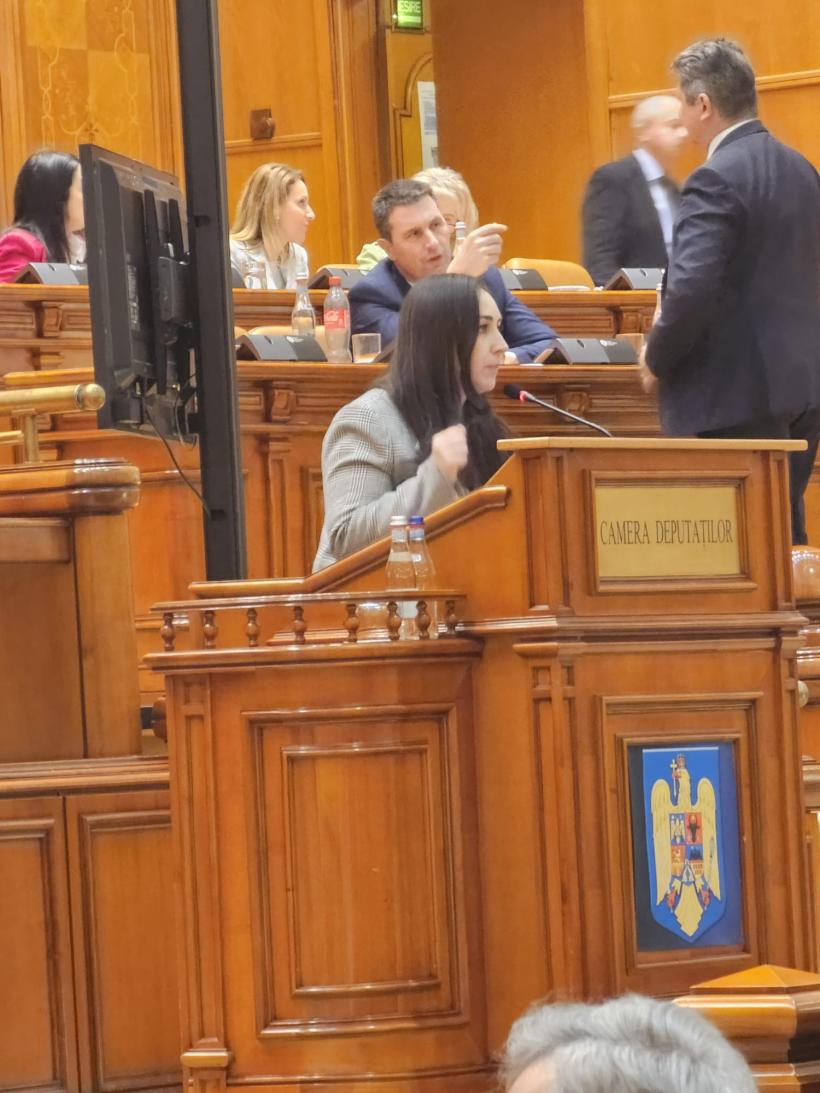 Democrația se mimează în Parlamentul României: Bugetul s-a votat fără prezență în sală și cu 30 de amendamente pe minut 18939634