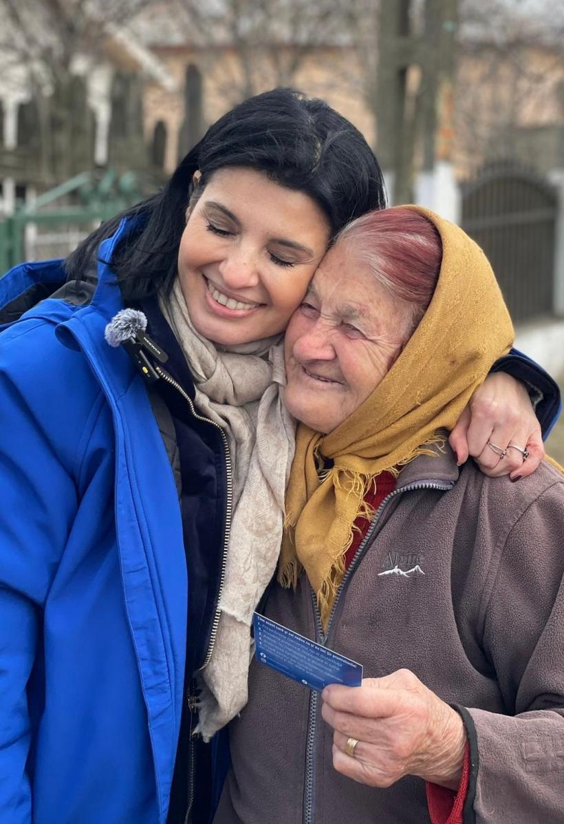 „Cel mai frumos cadou sunt copiii noștri” – Lavinia Șandru și-a serbat ziua de naștere printre oameni, în inima României reale 18939700