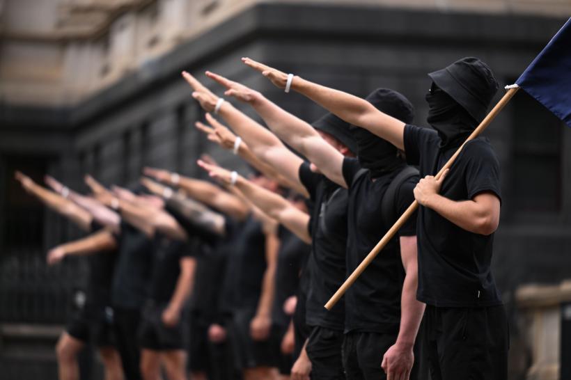 Închisoare obligatorie, pentru salutul nazist sau afișarea svasticii 