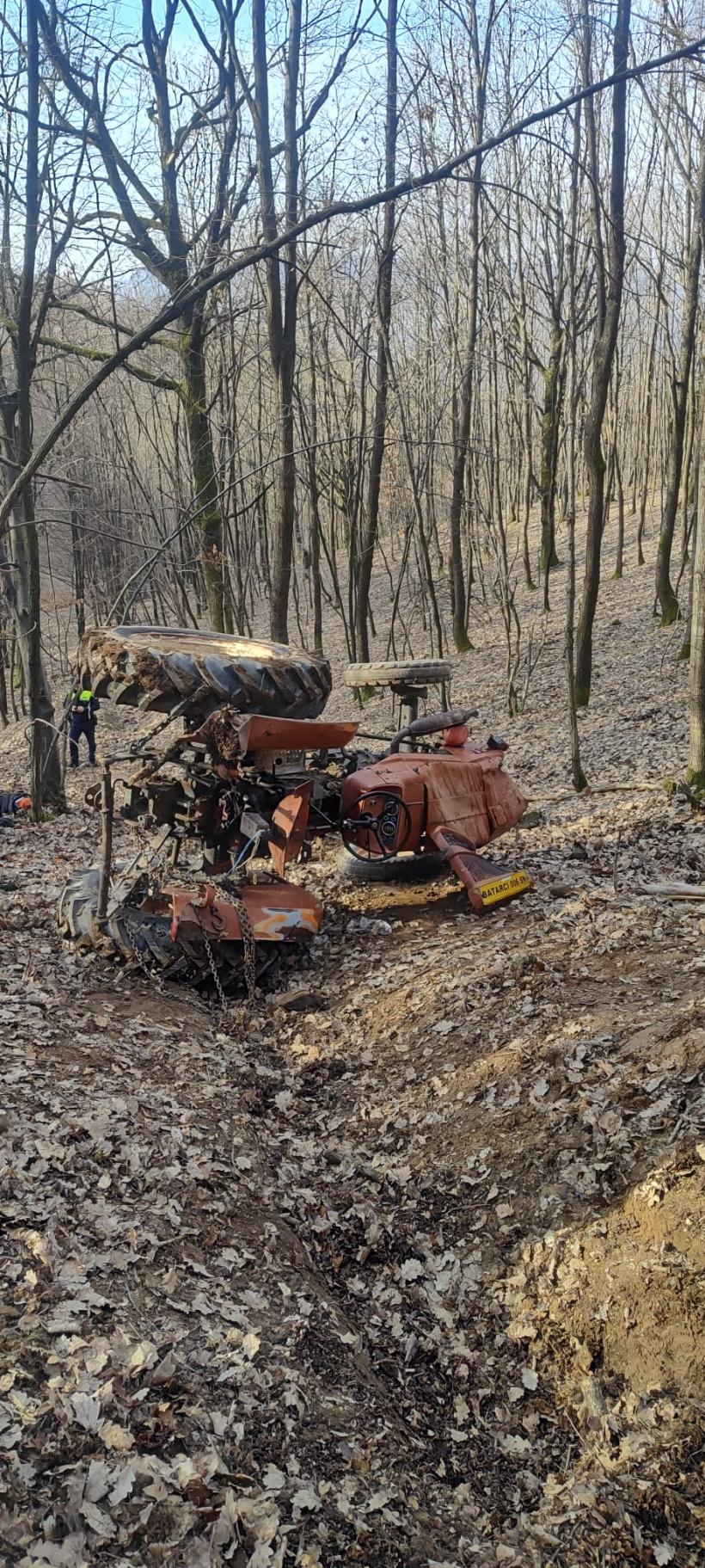 Un tractor s-a răsturnat peste un bărbat
