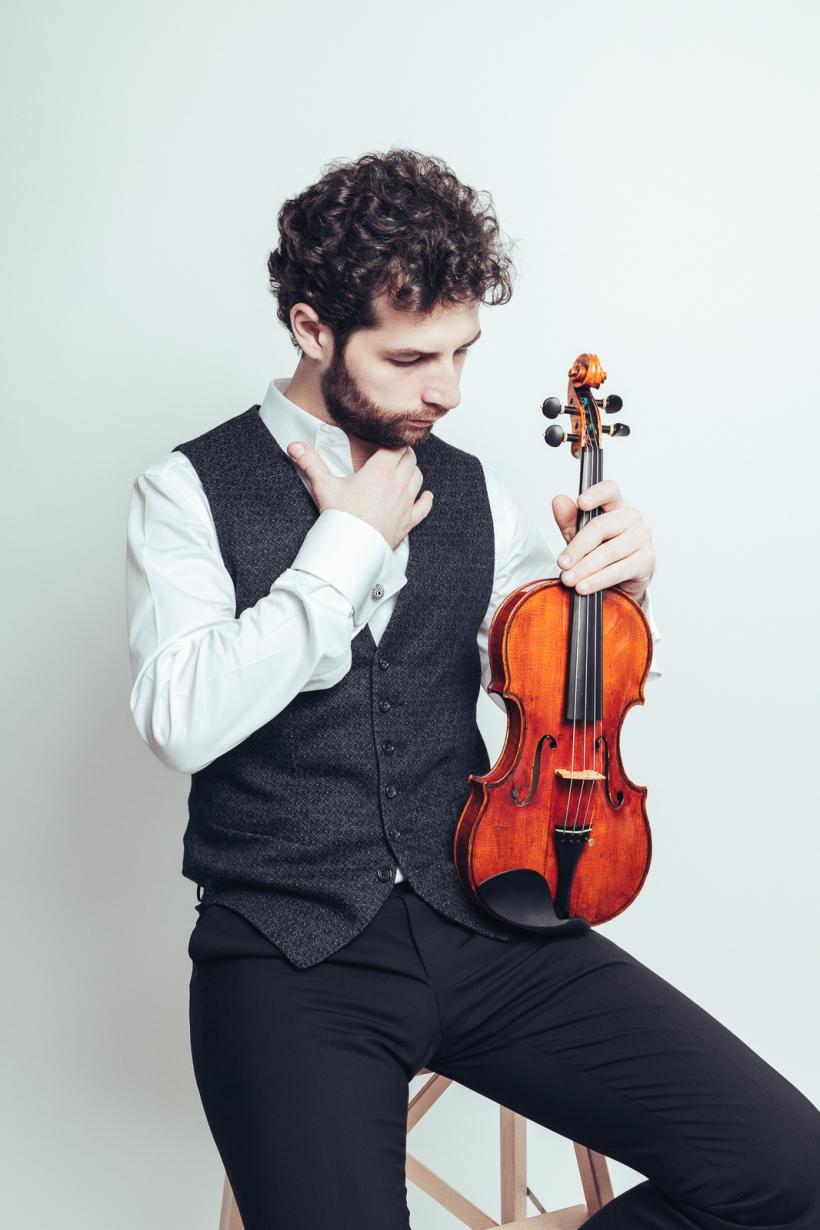 Dirijorul Gabriel Bebeșelea și violonistul Valentin Șerban invitați la Sala Radio 18939518