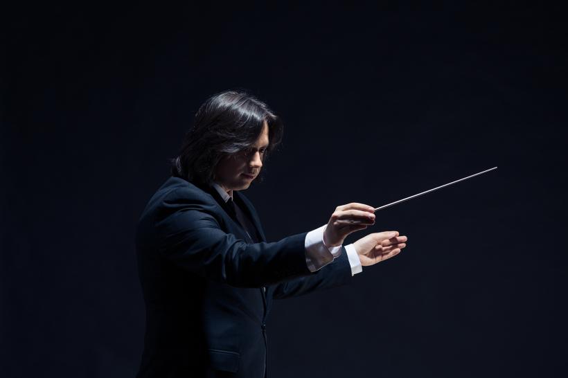 Dirijorul Gabriel Bebeșelea și violonistul Valentin Șerban invitați la Sala Radio 18939521