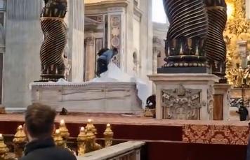 Profanarea altarului: Un român a vandalizat Bazilica Sf. Petru din Vatican