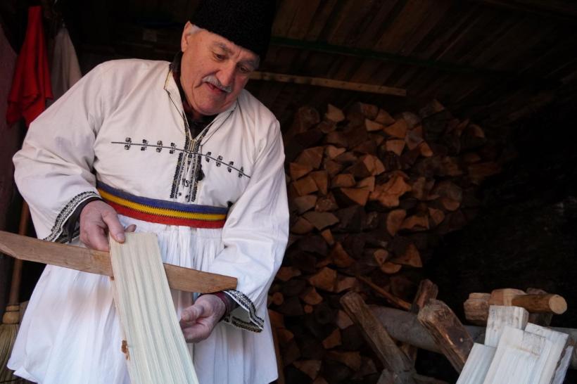 Povestea ultimului șindrilar din Rășinari: Brazii-s ca oamenii, pentru că unii-s suciți 18939539