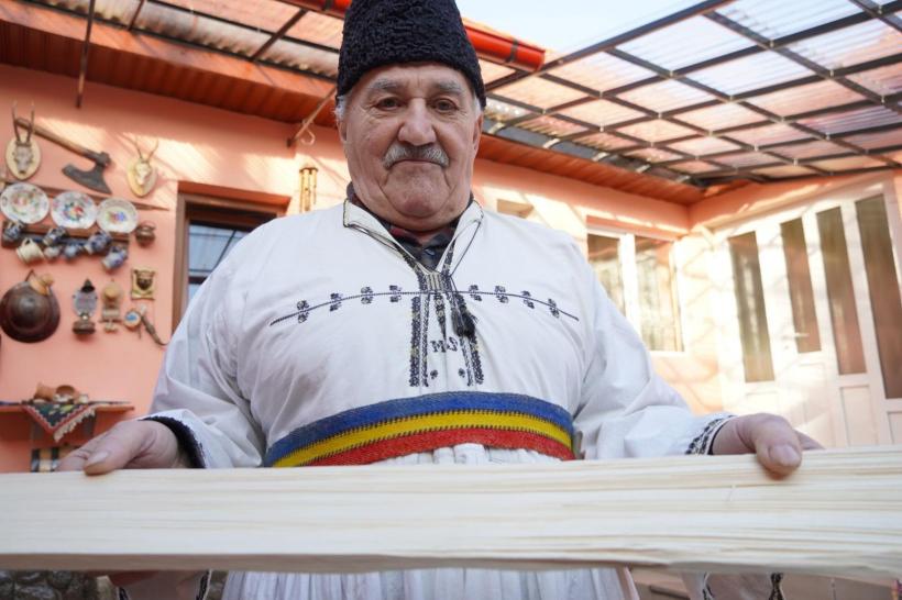 Povestea ultimului șindrilar din Rășinari: Brazii-s ca oamenii, pentru că unii-s suciți 18939540