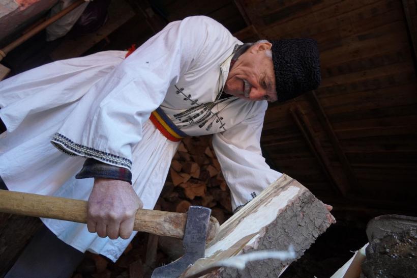 Povestea ultimului șindrilar din Rășinari: Brazii-s ca oamenii, pentru că unii-s suciți 18939543