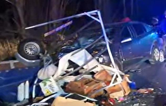 O remorcă s-a desprins în mers și a lovit în plin o mașină. Trei oameni au fost răniți