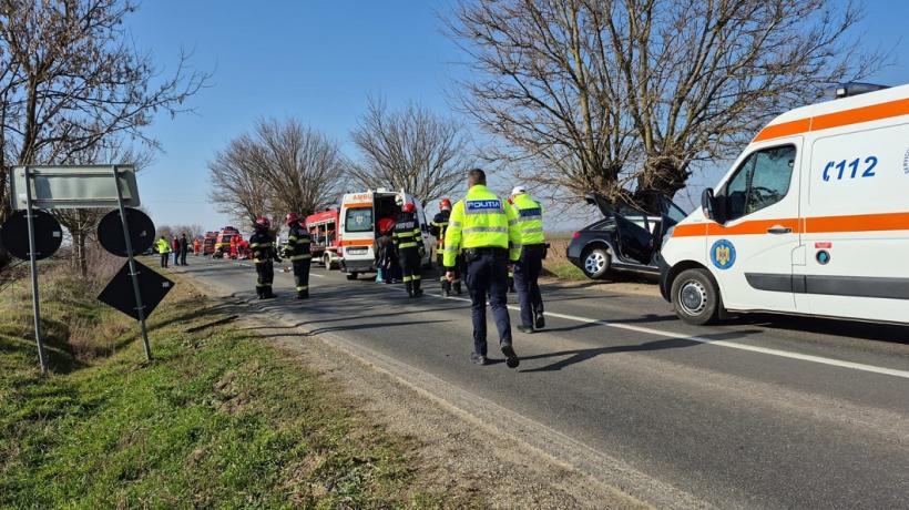 Accident grav în Arad: Trei persoane încarcerate după o coliziune între două autoturisme 18940067