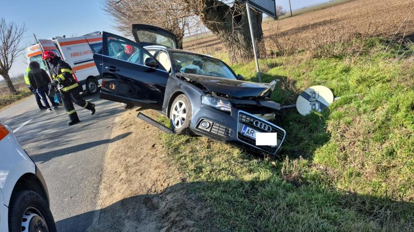 Accident grav în Arad: Trei persoane încarcerate după o coliziune între două autoturisme 18940068