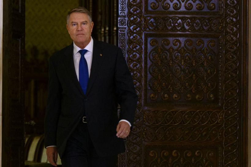 Președintele și doi judecători CCR, decorați de Iohannis