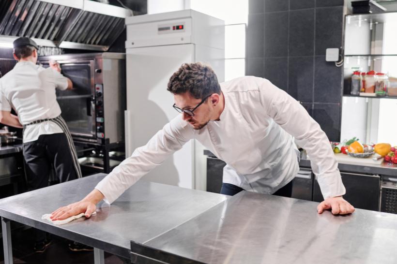 Ce trebuie să ai în vedere atunci când alegi echipamentele pentru curățenia restaurantelor