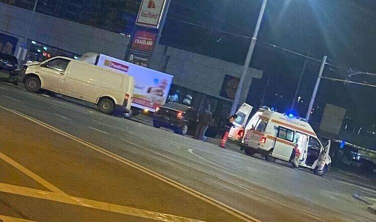Accident între 3 mașini în Iași: una dintre cele trei victime este încarcerată