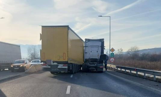 DN1 este blocat în Sibiu, spre Veștem: Remorca unui TIR s-a desprins în mers   18940666