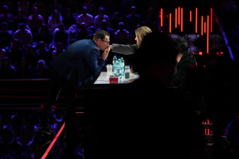 Fizioterapeutul tricolorilor din Generaţia de Aur, Victor Hexan, vine duminica asta, la X Factor.  Cristi Chivu se alătură și el deciziei juraţilor X Factor 18940685