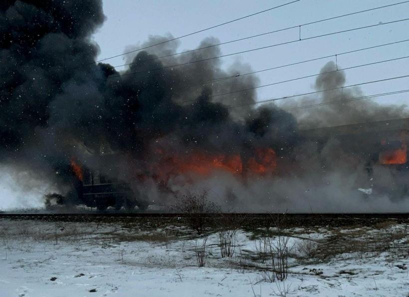 Plan roșu în Olt. Vagonul unui tren de călători a luat foc