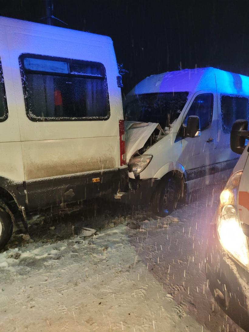 Două microbuze și un TIR s-au ciocnit în Prahova. 12 victime au ajuns la spital 18941327
