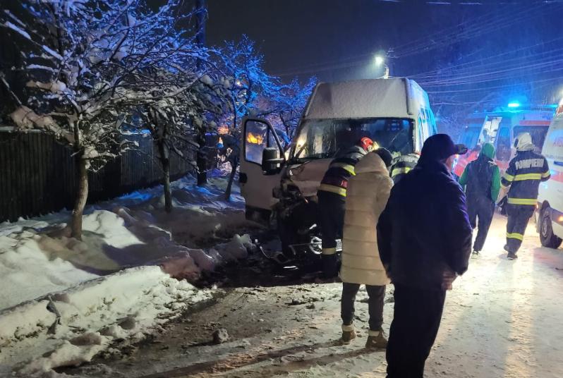 Două microbuze și un TIR s-au ciocnit în Prahova. 12 victime au ajuns la spital 18941331