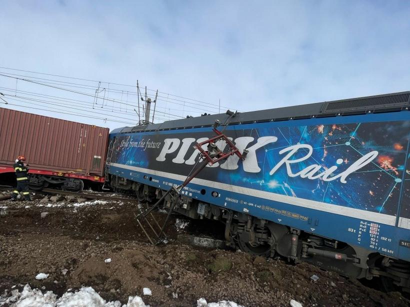Plan roșu! Accident feroviar grav în Olt: două trenuri de marfă s-au ciocnit. Un om a murit 18941427