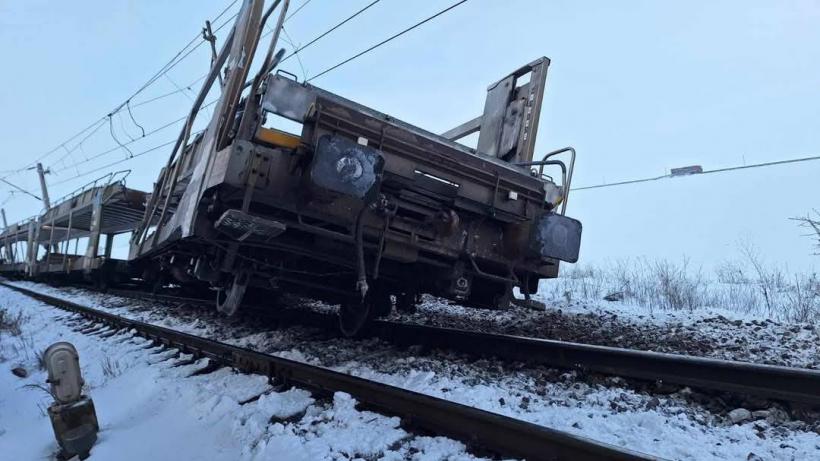 CFR: A început mutarea trenurilor accidentate la Radomirești, pentru eliberarea gabaritului 18941546