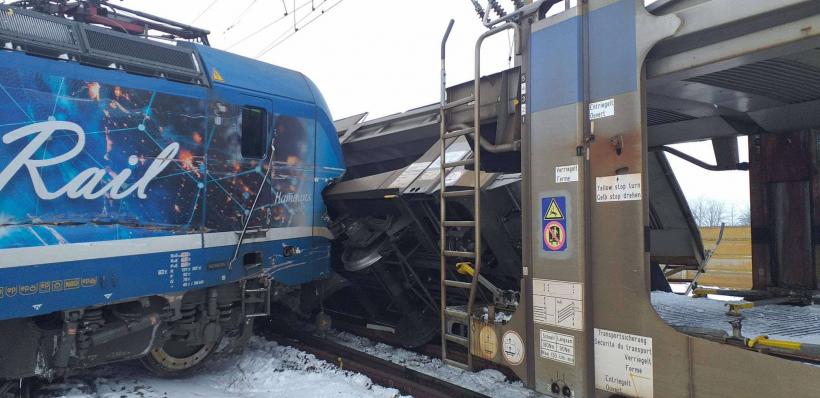 CFR: A început mutarea trenurilor accidentate la Radomirești, pentru eliberarea gabaritului 18941547